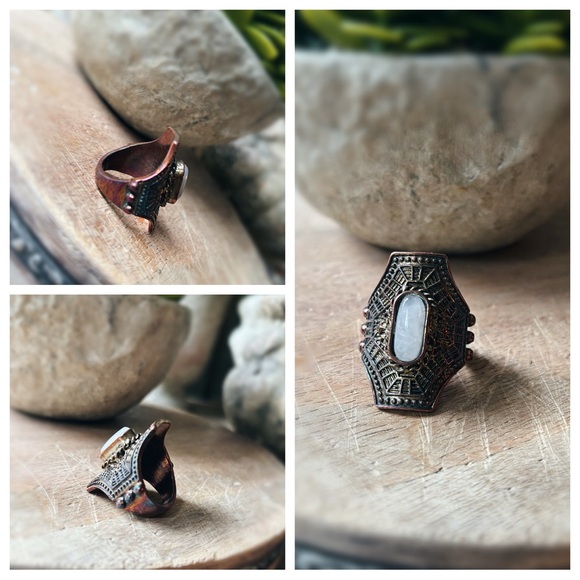 Ring / Statement Piece - Picture 2 of 9